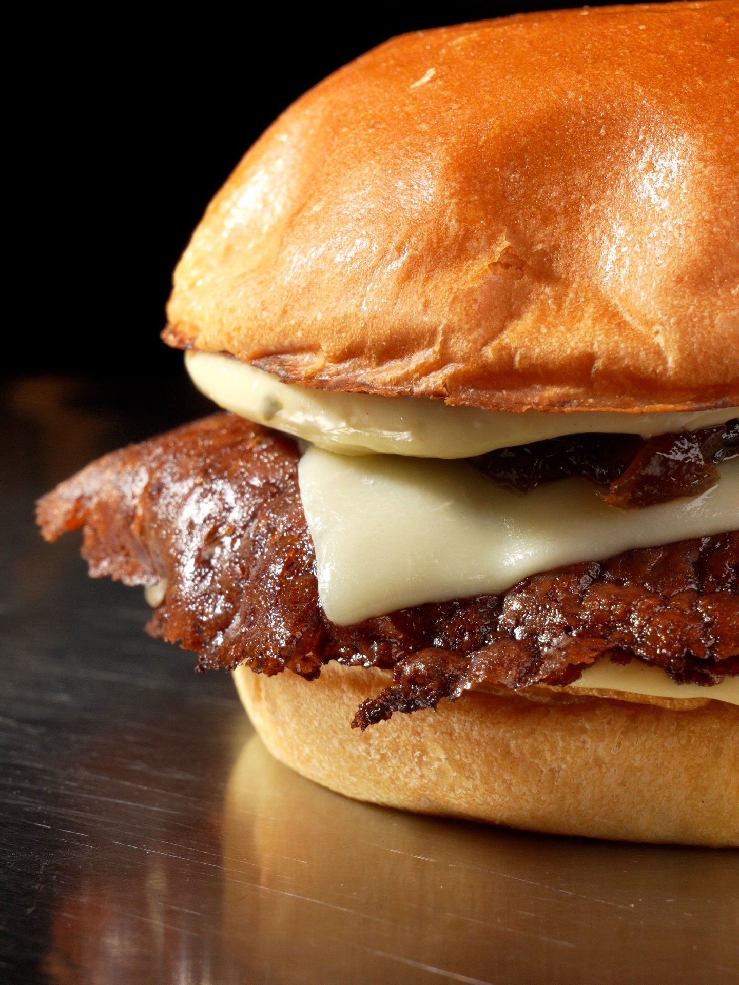 Our collab with @notorious_foodie , the French Onion Smash, is available until Dec 15th in London & Dubai.
Two smashed beef patties, melted Gruyère, beef-jus sauce, topped off with sweet caramelized onions. 🍔
.
.
.
.
#junksmashburgers #smashburgers #notoriousfoodie #foodies #burgers