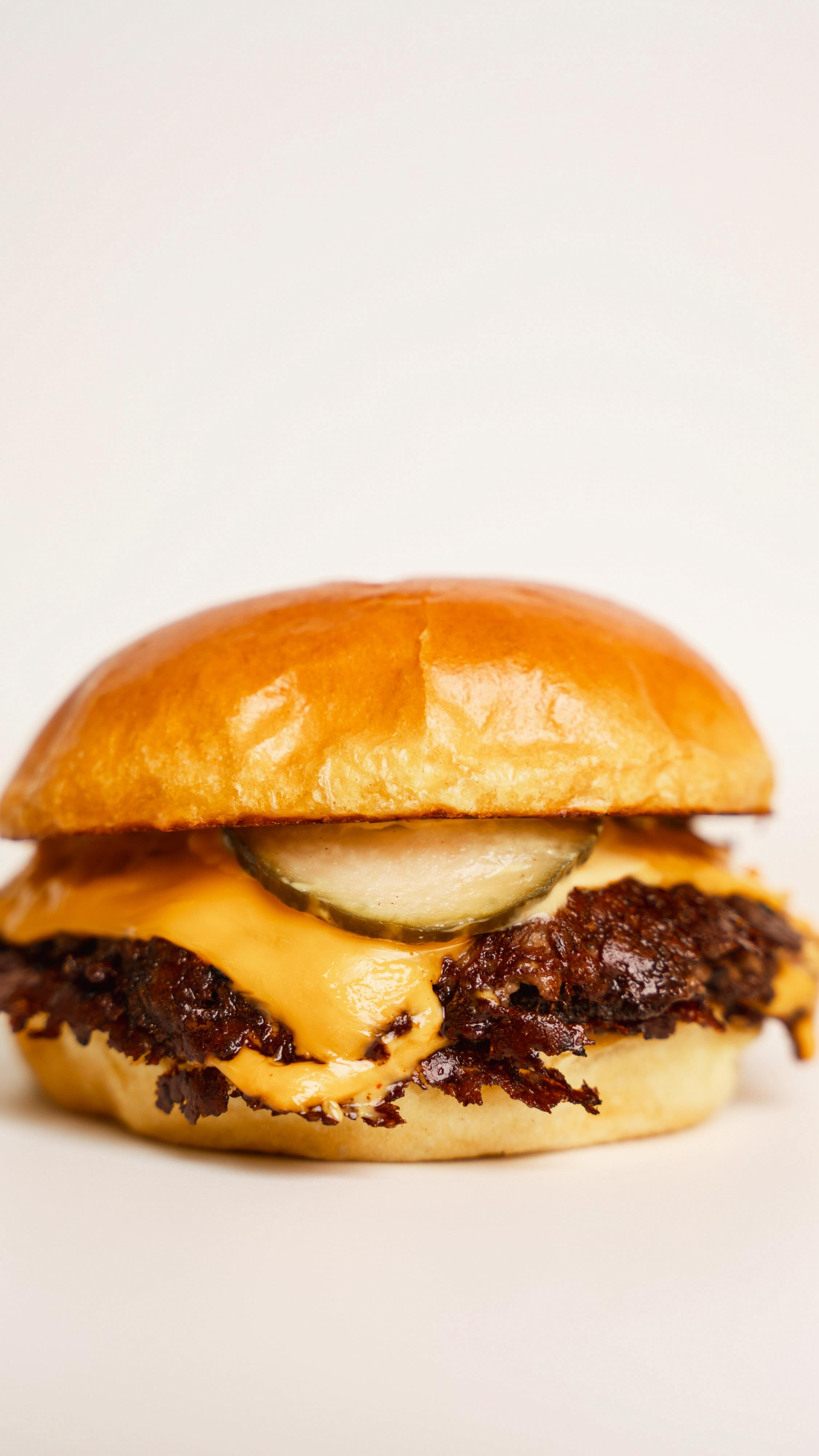 Our classic Smash with extra pickles 🍔🥒
#smashburger #burgerlover #pickles #classicburger #Junksmashburger