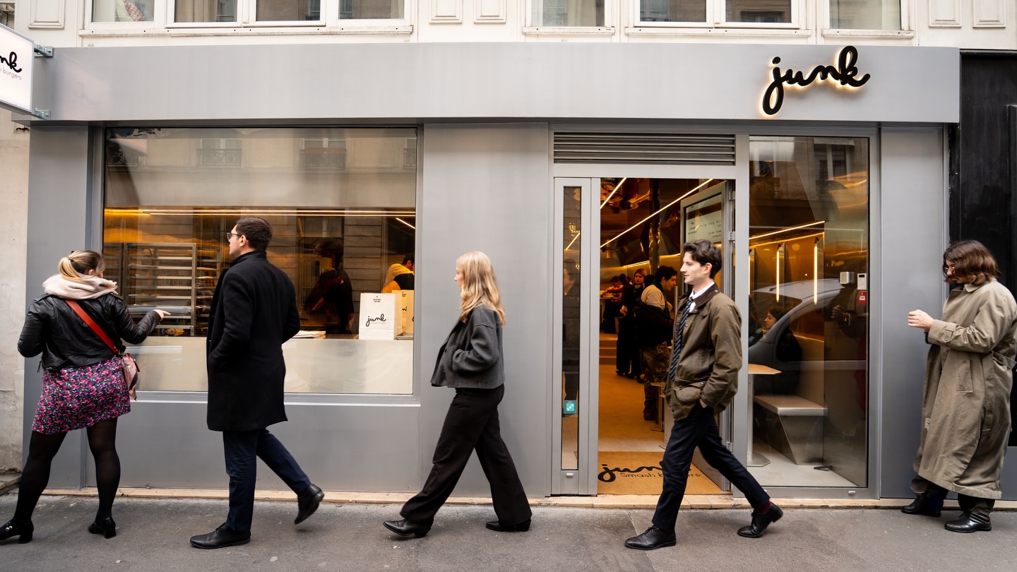 Junk Saint-Georges is now open! 🍔🔥
🕒 Mon–Sun: 12:00pm – 10:30pm
📍 24 Rue Saint-Lazare, 75009 Paris
#junksmashburger #parisrestaurant #smashburgers #opening